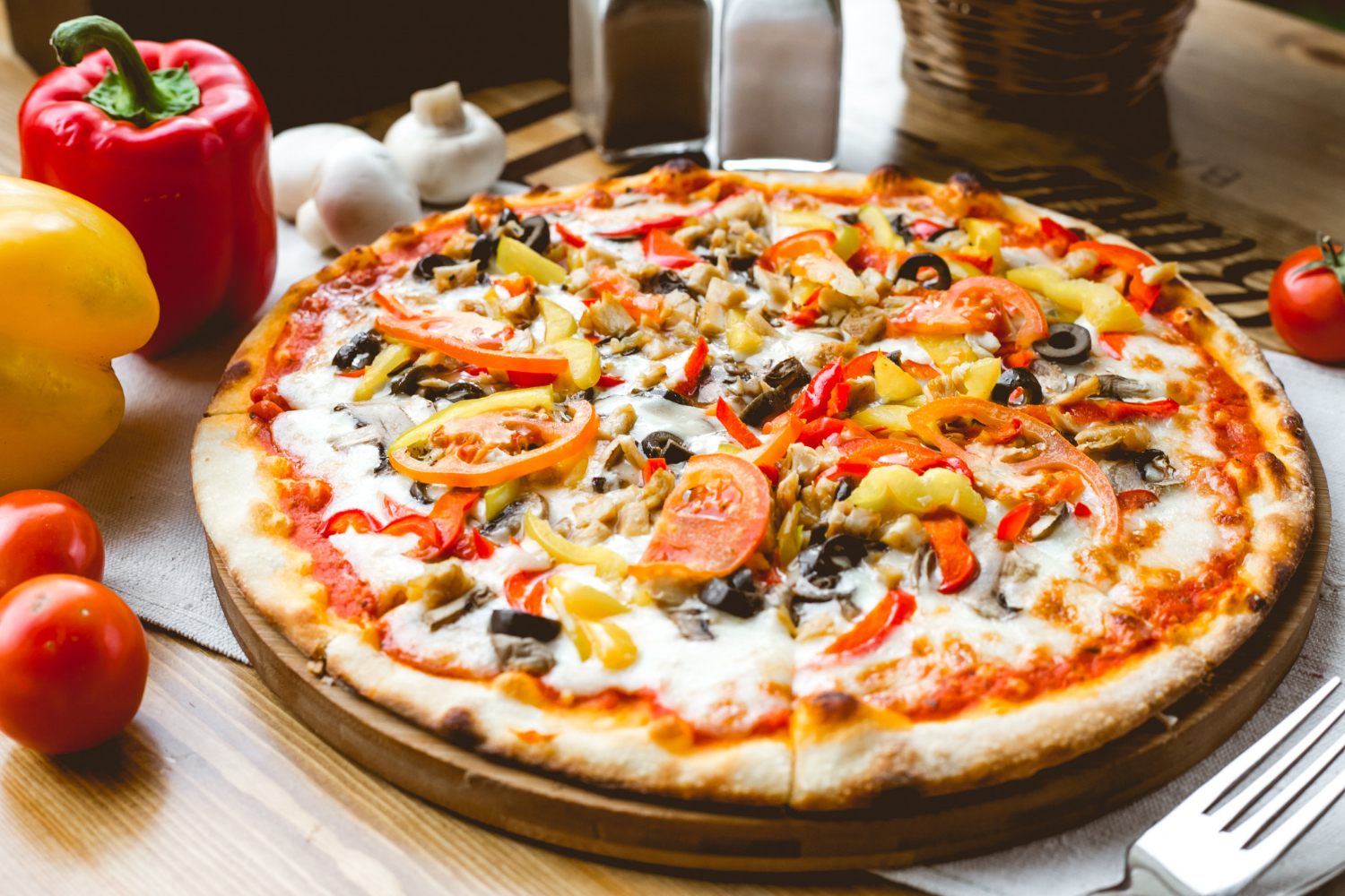 mix-pizza-chicken-tomato-bell-pepper-olives-mushroom-side-view